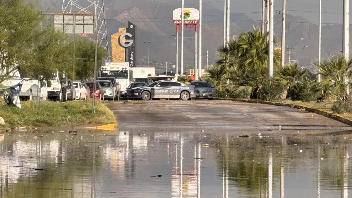 Despliegan operativo para drenar paso a desnivel inundado en Las Torres