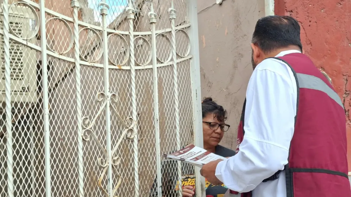 Entregan volantes con medidas preventivas ante lluvias en el norponiente de Juárez