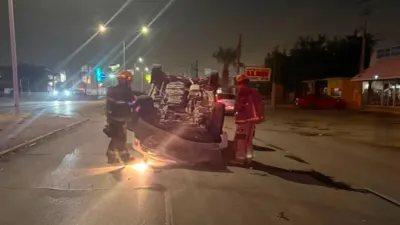 Pierde control de camioneta y vuelca en cruce de la J. Clouthier y Las Torres