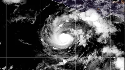 Alcanza huracán Trudy categoría 3 y amenaza costas del Pacífico mexicano