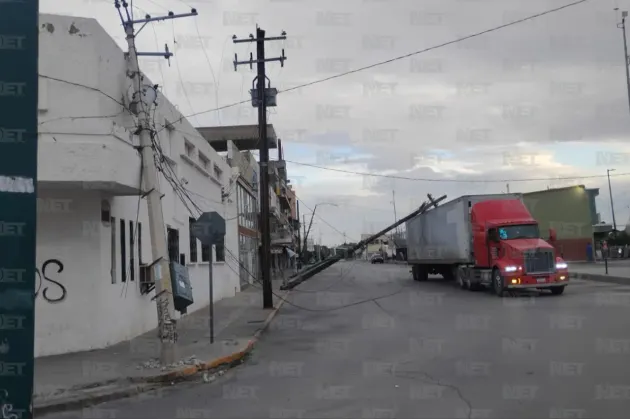 Tráiler derriba postes y mantienen acordonado cruce en Zona Centro