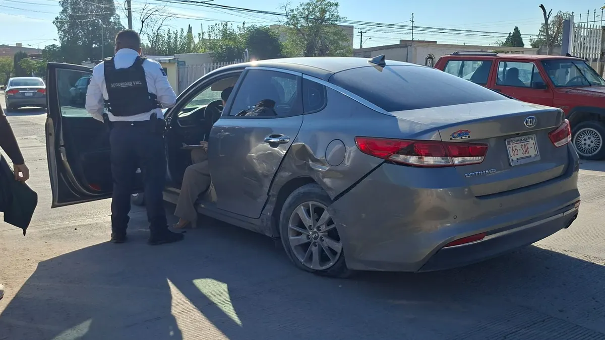 Chocan dos vehículos por omitir alto en fraccionamiento Del Real