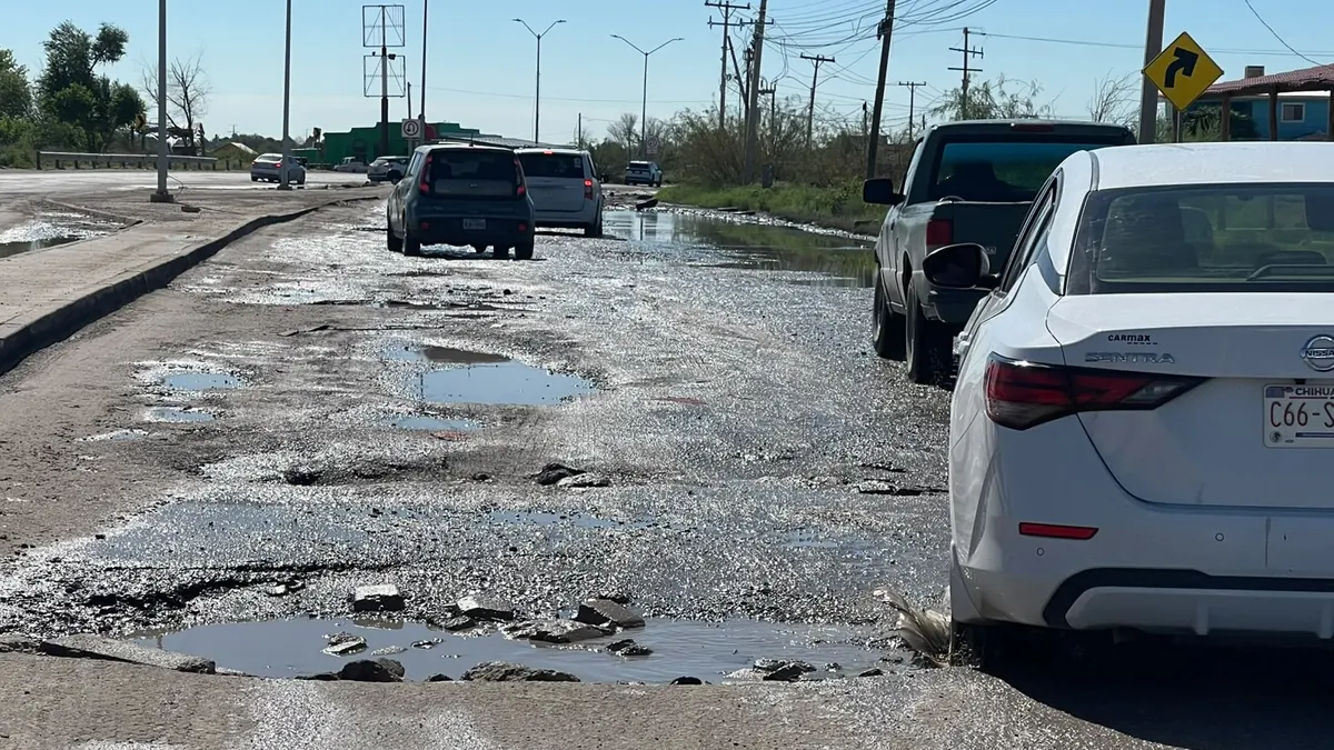 Baches obligan a invadir carril en la Juárez-Porvenir