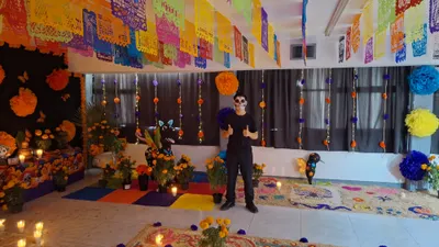 Instalan altar de Día de Muertos en honor a Bertha Chiu en Secundaria Técnica 37