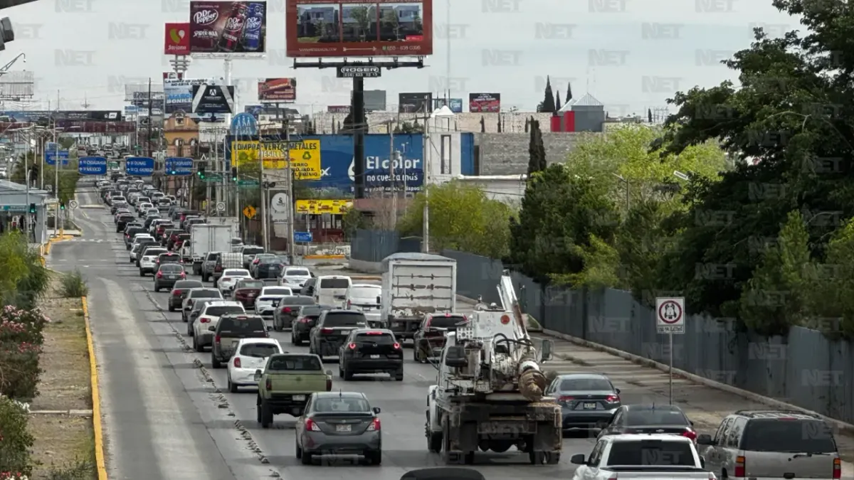 Tráfico complica la movilidad en avenidas principales de Juárez este viernes