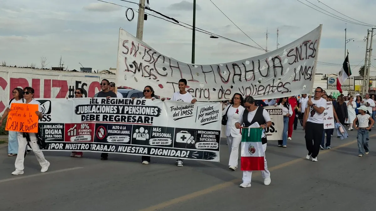 Marchan trabajadores del IMSS en Juárez; rechazan aumento salarial del 8%