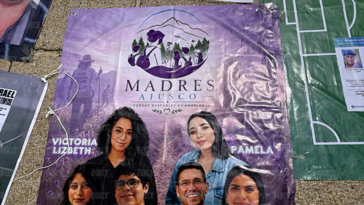 Colocan colectivos fichas de desaparecidos en el Ángel de la Independencia