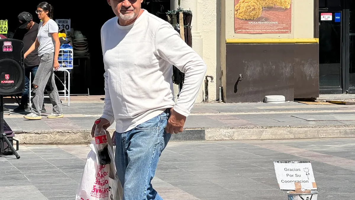 Con moonwalk incluido, imitador de Michael Jackson cautiva en el Centro de Juárez