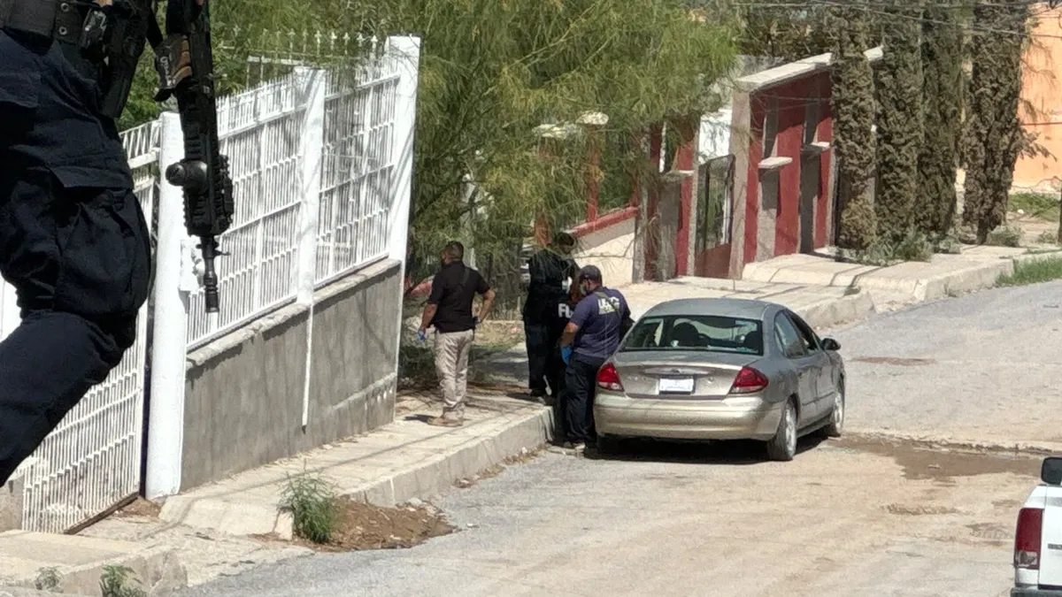 Asesinan a hombre dentro de auto en colonia Franja del Río