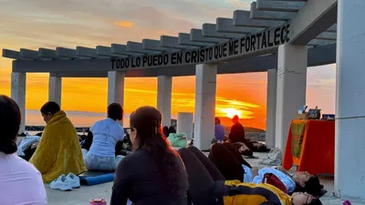 Realizan sesión de yoga al aire libre en el mirador Rosa de los Vientos