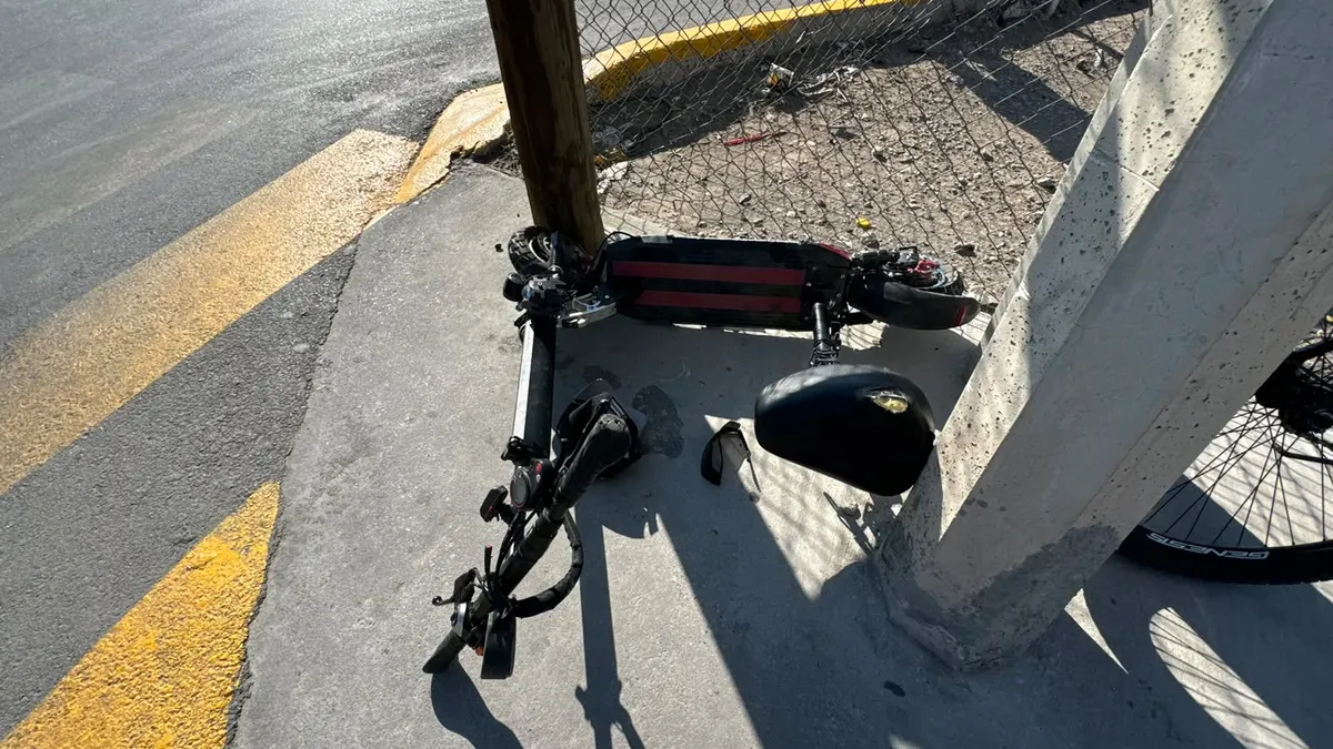 Auxilian ciudadanos a adulto mayor atropellado ante demora de ambulancia