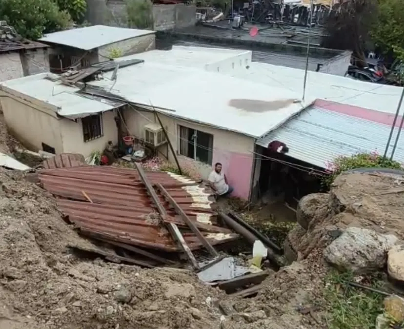 Lluvias causan deslave que pone en riesgo vivienda en la Emiliano Zapata