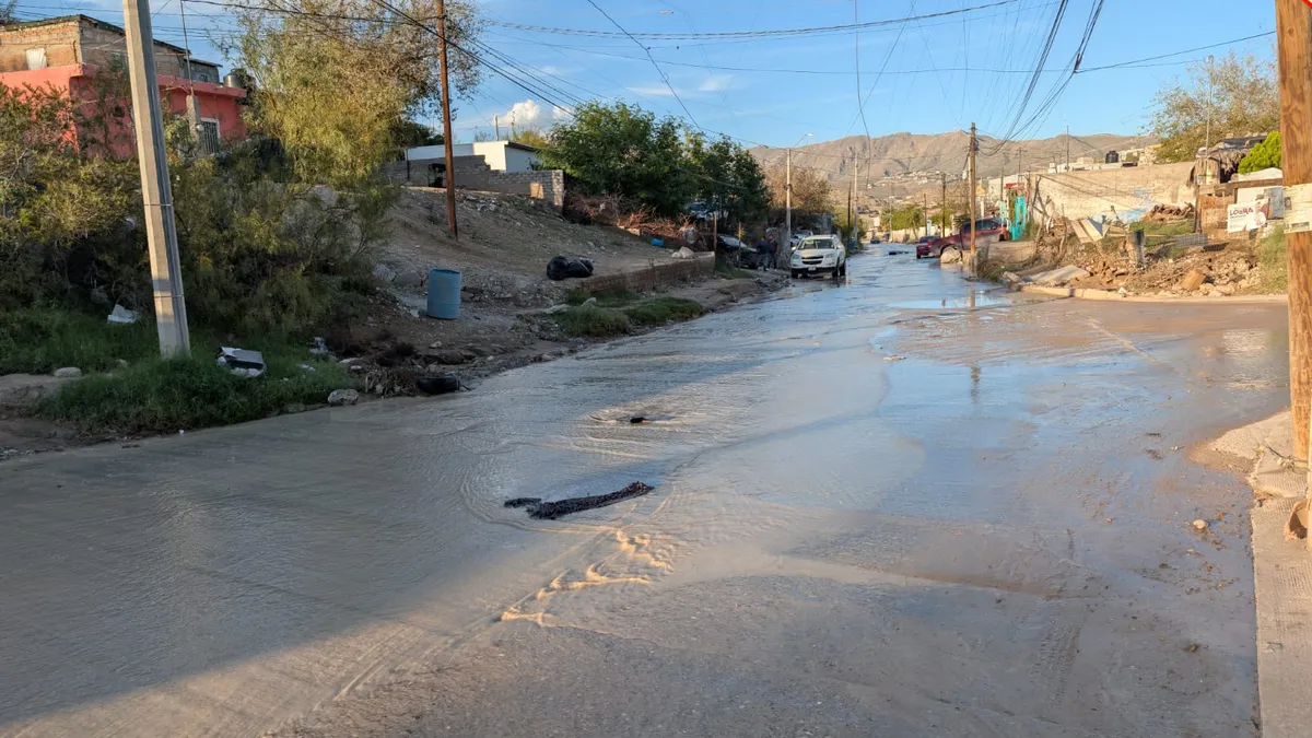 Inunda agua el Arroyo de las Víboras y complica el tránsito en Juárez