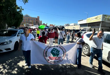Protestan en Juárez empleados del IMSS por aumento salarial y pensiones