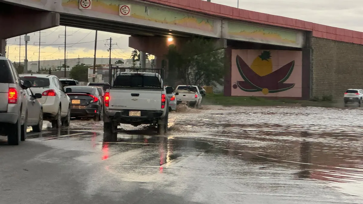 Trabajan Bomberos y JMAS para retirar agua tras desbordamiento del río Bravo
