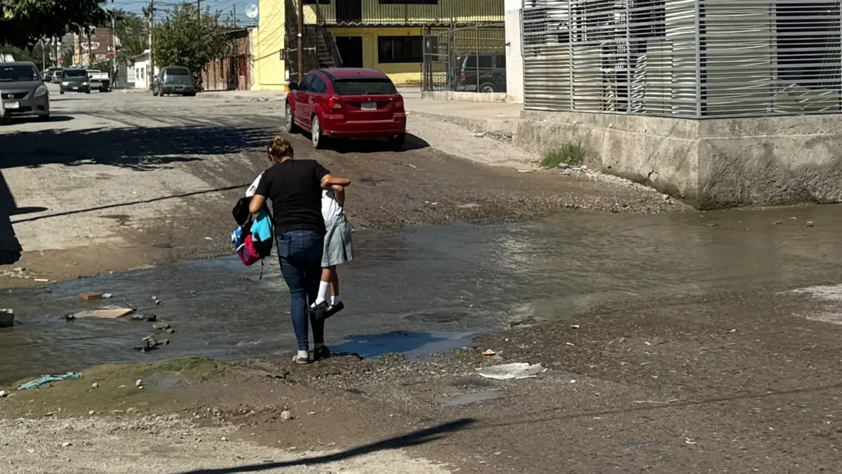 Vecinos de Barrio Alto enfrentan arroyo de aguas negras desde hace semanas