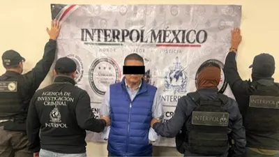 Cuestionan presencia de Interpol en fotografía de la detención de exfiscal