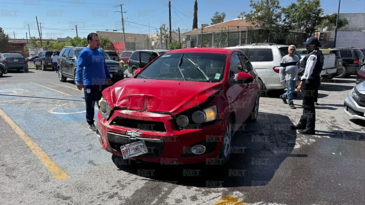 Choque múltiple deja varios vehículos dañados en estacionamiento