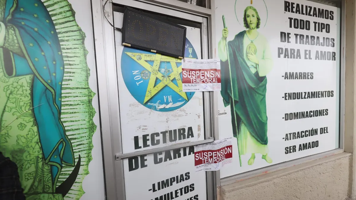 Aplican sanción económica y suspensión a negocio por lonas sin permiso
