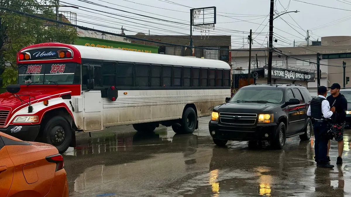 Deja lluvia semáforos apagados y provoca choque en la Vicente Guerrero