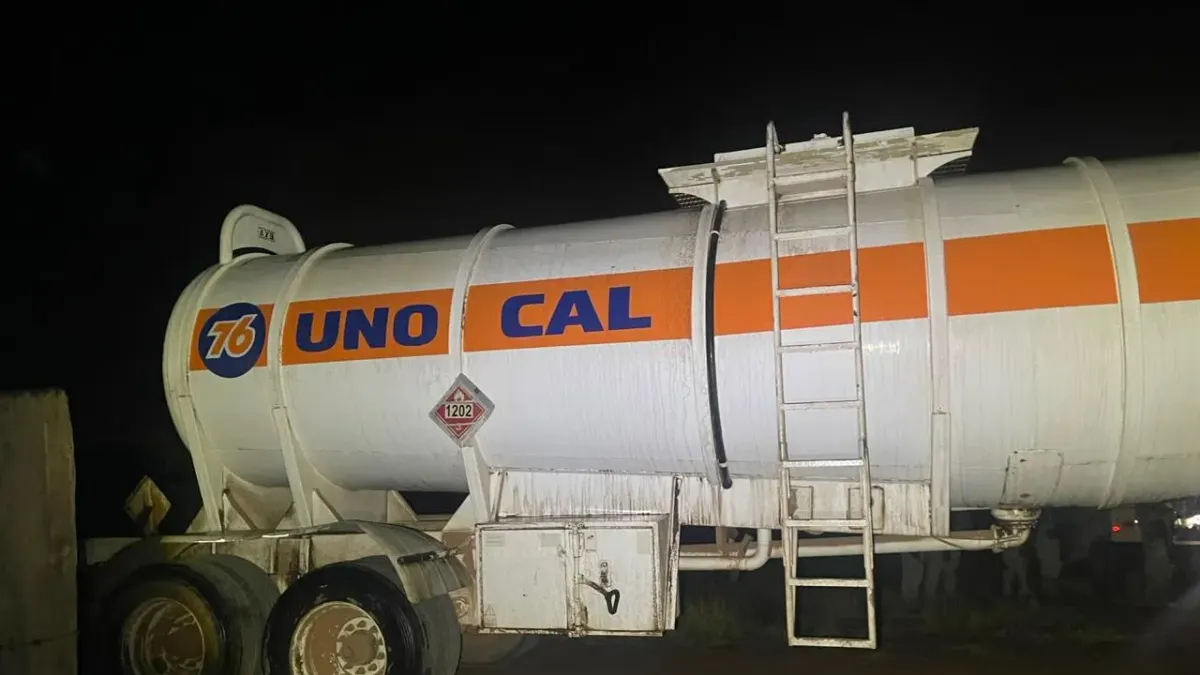 Camión cisterna sin luces transportaba 32 mil litros de huachicol en Chihuahua