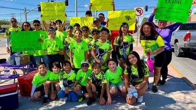 ¡Ayúdalos a cumplir su sueño! Niños venden agua para ir a torneo