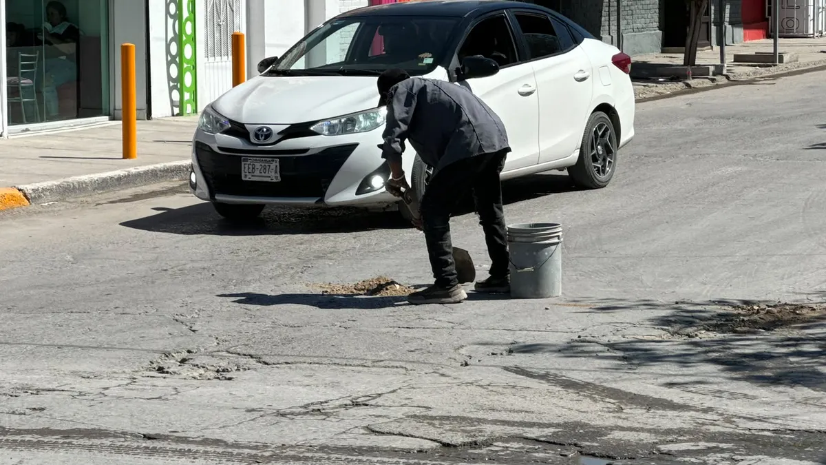 Habitantes del Barrio Alto realizan bacheo voluntario con tierra y escombro