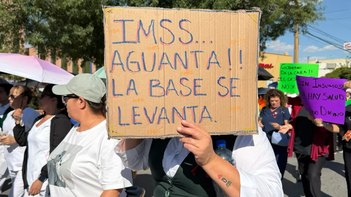 Marcha personal del Hospital 6 del IMSS por el Pronaf y López Mateos