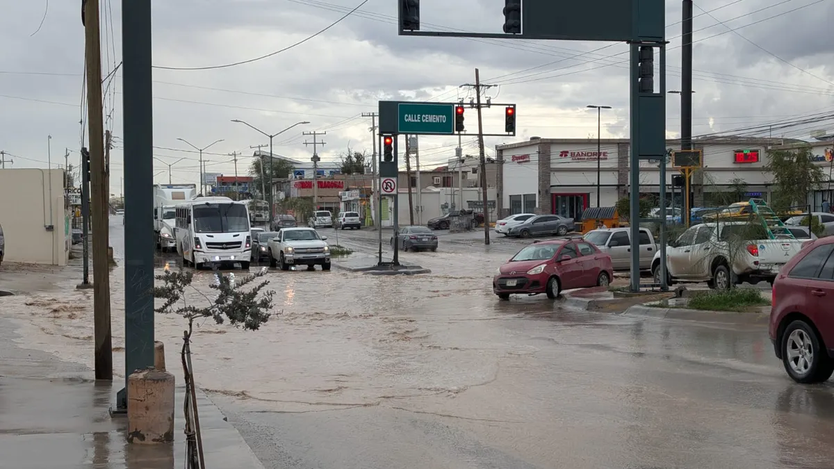 Se registran encharcamientos en avenida de los Aztecas y calle Cemento