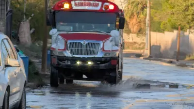 Inunda agua el Arroyo de las Víboras y complica el tránsito en Juárez