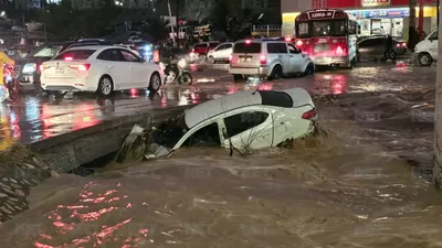Lluvia arrastra vehículo en Monumento al Cigarro y vecinos rescatan al conductor
