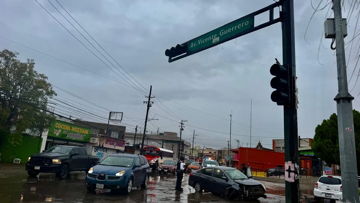 Deja lluvia semáforos apagados y provoca choque en la Vicente Guerrero