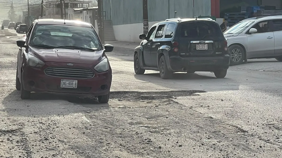 Vecinos de colonia Torreón exigen bacheo urgente en la Mariano Matamoros