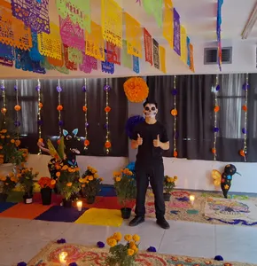Instalan altar de Día de Muertos en honor a Bertha Chiu en Secundaria Técnica 37