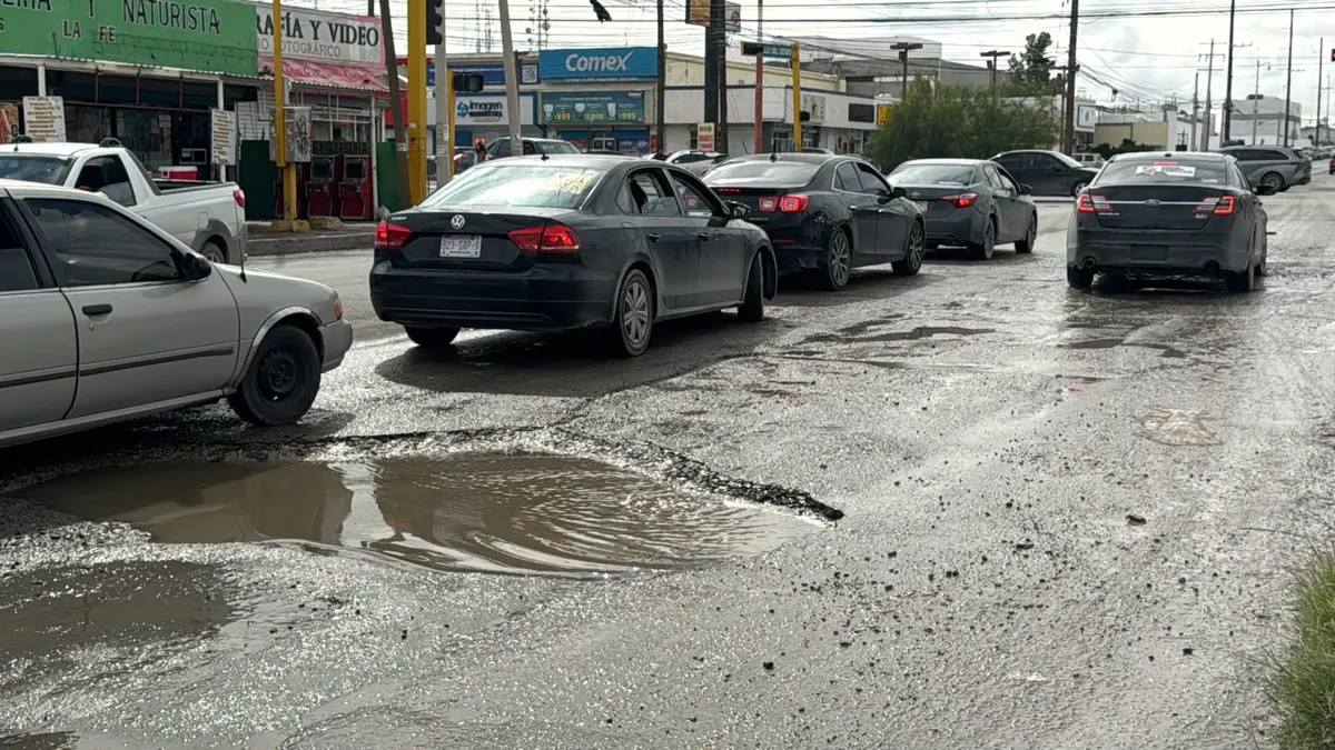 Reportan comerciantes baches ocultos bajo charcos en Valle del Cedro