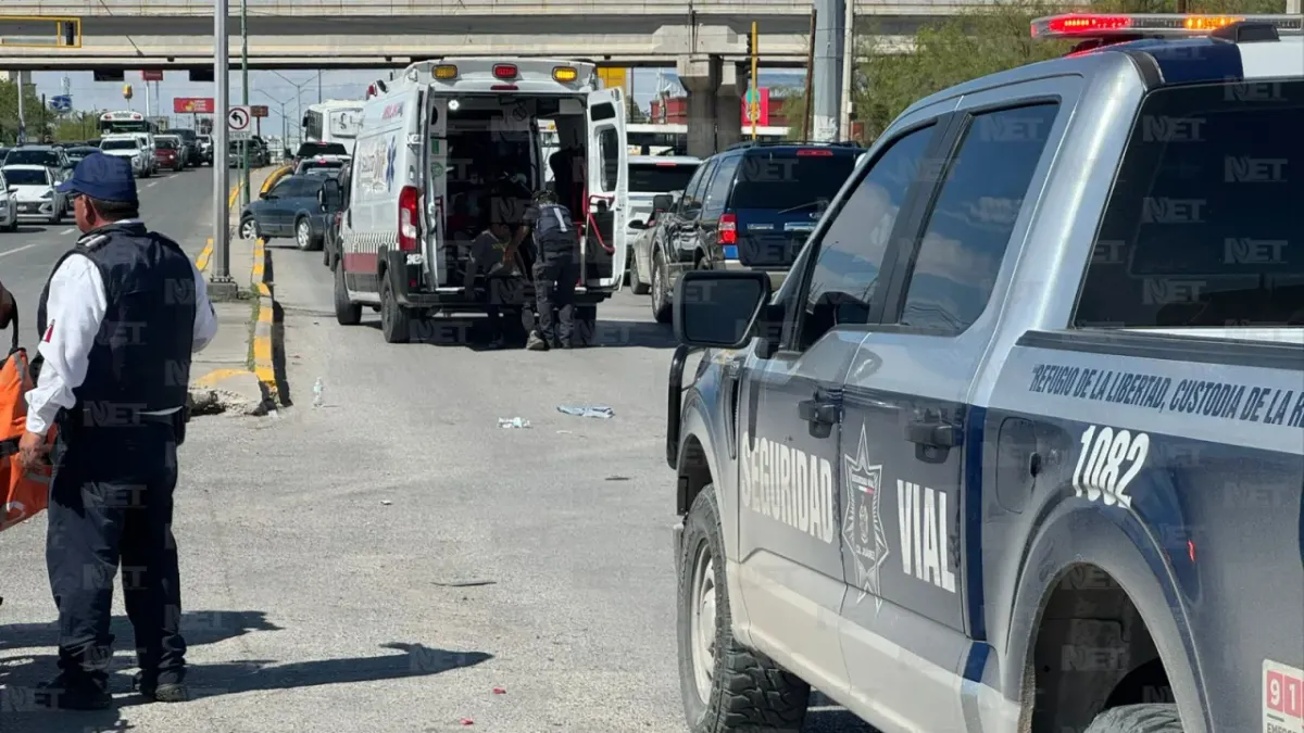 Conductor huye tras chocar con moto y deja 2 lesionados