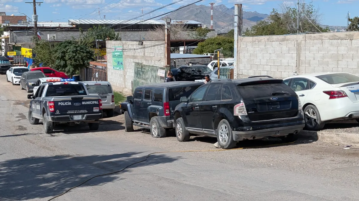 Se incendia Mercedes-Benz en yonke de la colonia Constitución