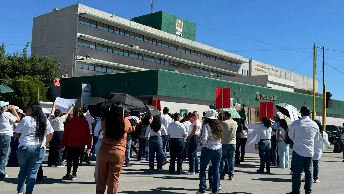 Protestan en Juárez empleados del IMSS por aumento salarial y pensiones