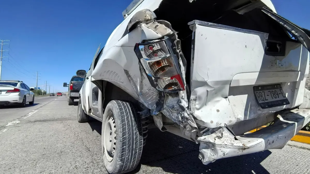Chocan camioneta y tráiler en bulevar Juan Pablo II y cierran carril