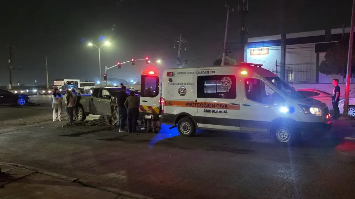Choque entre patrulla y tres vehículos deja cuatro lesionados
