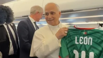 Recibe Papa León XIV jersey de México con su nombre y número 14