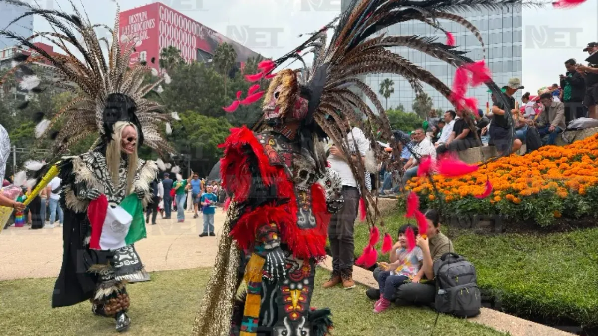 Mundial de futbol y Día de Muertos se fusionan en espectacular desfile en CDMX