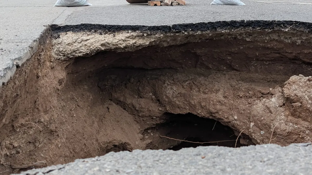 Se abre socavón en cruce de Zempoala y Sicomoros, cerca de Pueblito Mexicano