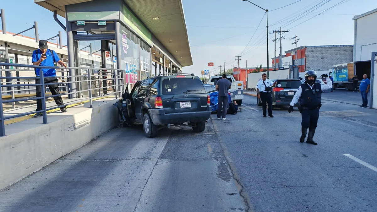 Choque frente a estación del JuárezBus El Vergel congestiona el eje vial
