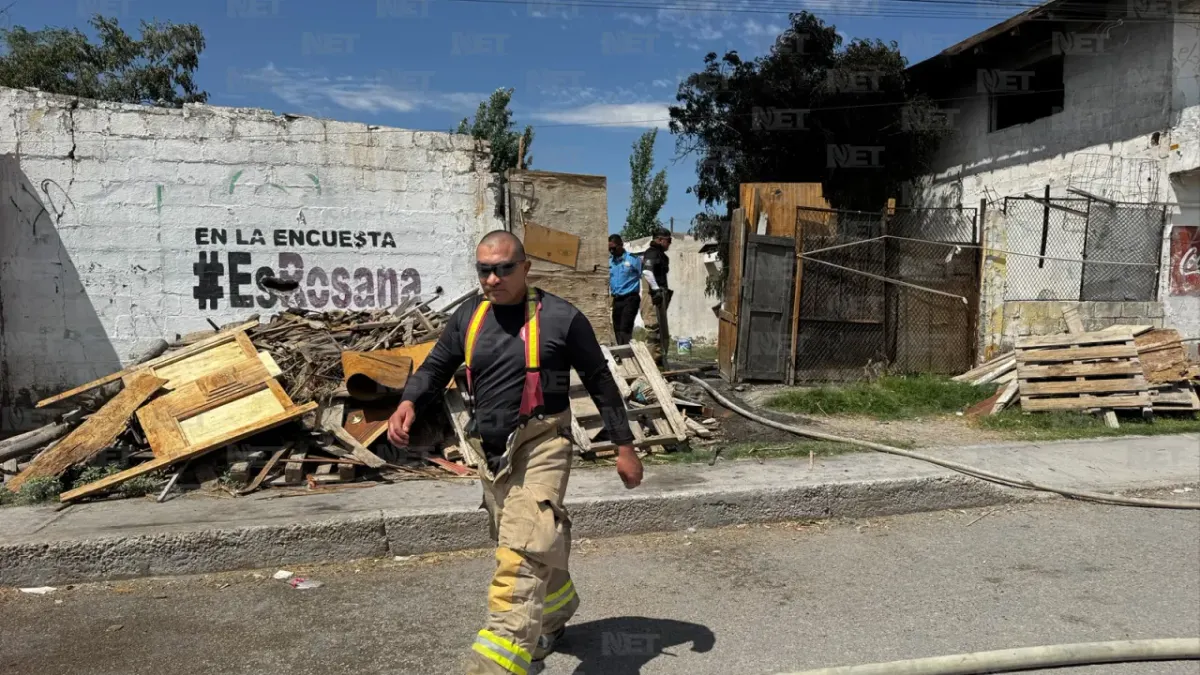 Incendio moviliza a Bomberos en la colonia Azteca