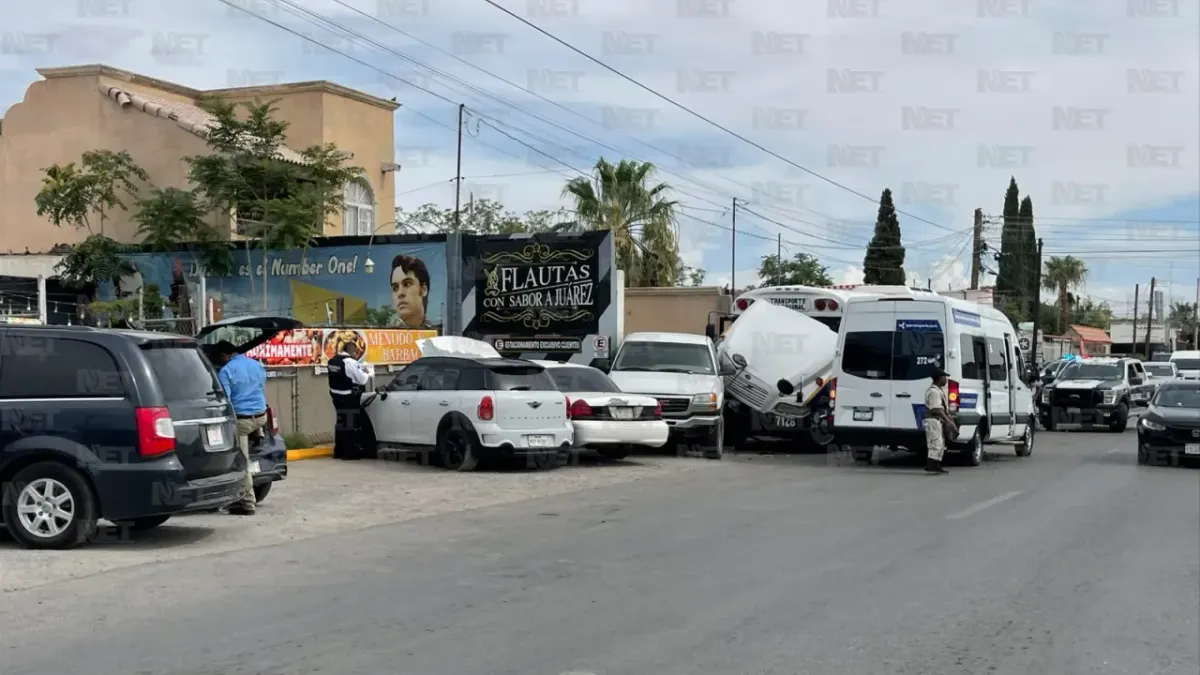 Choque de camión contra vivienda y autos deja lesionados; el chofer huye