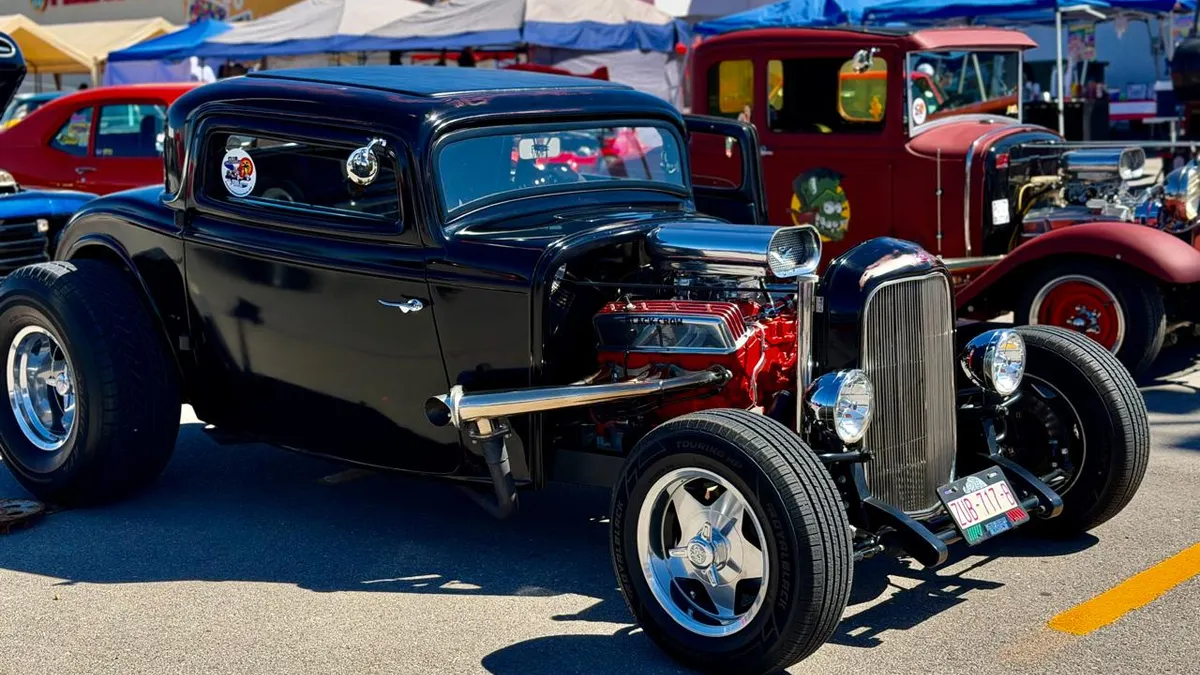 Exhiben autos clásicos en Plaza de las Américas este domingo