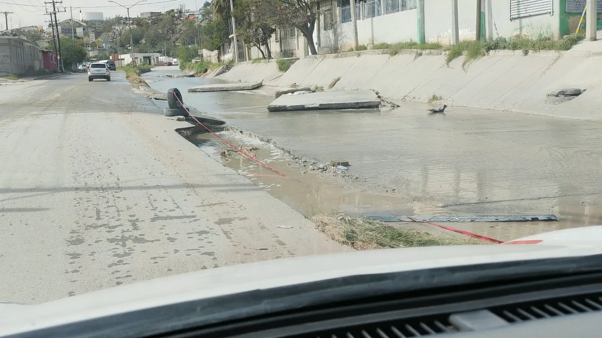 Lluvias arrancan pavimento en la Felipe Ángeles y dañan viviendas