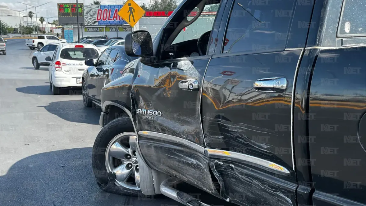 Choque entre camioneta y pickup afecta tráfico en la Abraham Lincoln