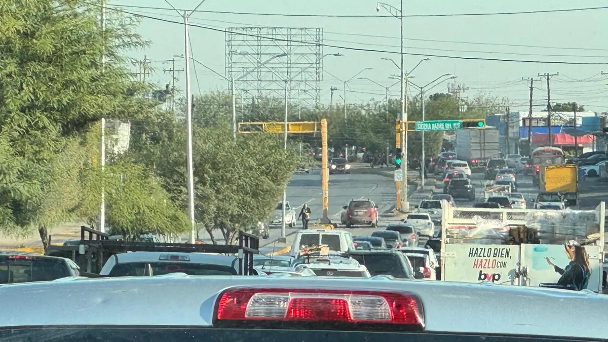 Cierran tramo de Las Torres y caos vial se extiende por avenidas principales